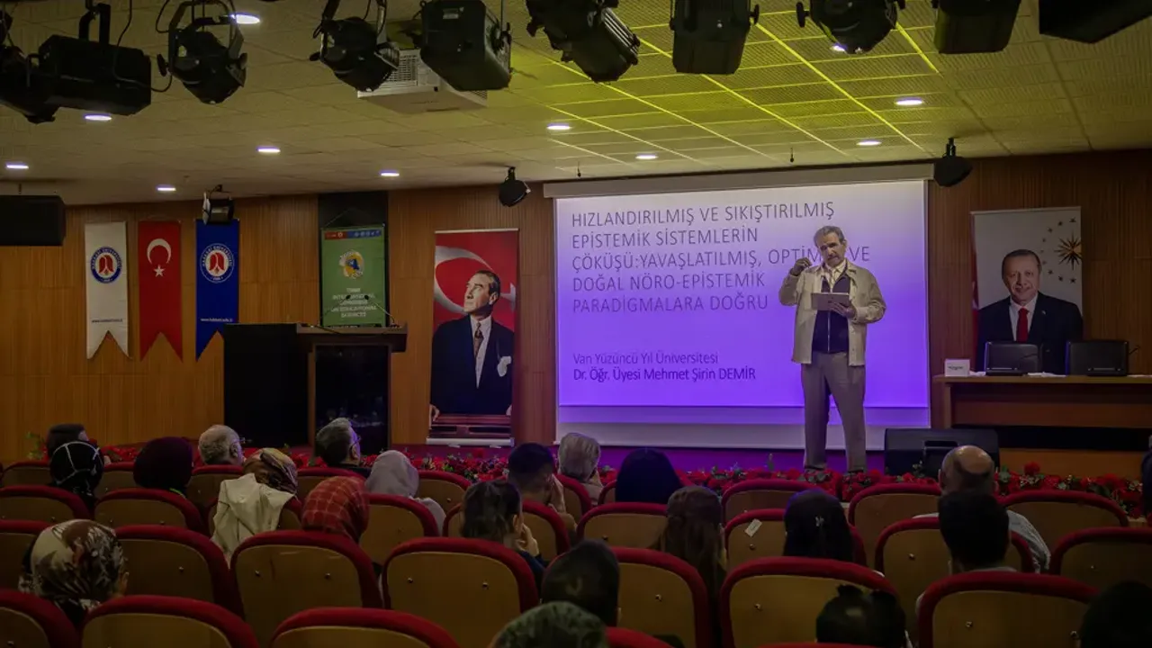 Hakkari’de aile temasıyla düzenlenen kongre devam ediyor