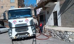 Hakkari’de İtfaiye ekipleri, yüzlerce aileye su taşıyor