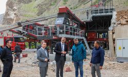 Vali Ali Çelik, mobil konkasör tesisi yerinde denetlendi