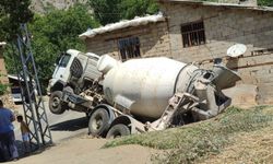Beton Mikseri Ahıra Çarpıp Yan Yattı