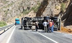 Çukurca yolunda maden yüklü kamyon devrildi