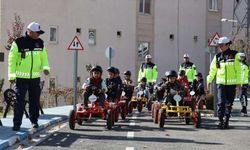 Hakkari’de Miniklere Hem Eğlenceli Hem Öğretici Trafik Eğitimi