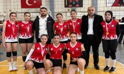 Yüksekova’da Okullar Arası Kızlar Voleybol Turnuvası Tamamlandı!