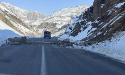 Çukurca karayoluna dev kayalar düştü