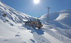 Hakkari’de Kar Yağışı Ulaşımı Vurdu: 42 Yerleşim Yerinin Yolu Kapandı