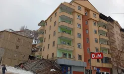 Şemdinli’de kar kütlesine dayanamayan çatı çöktü