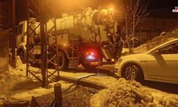 Hakkari Belediyesi ekipleri, soğuk havaya rağmen arızayı kısa sürede giderdi