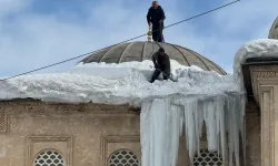 Yüksekova’da  kar ve buz temizleme  mesaisi