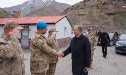 Hakkari Valisi’nden Zap’taki Jandarmaya moral ziyareti