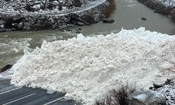 Çukurca Yolu Çığla Kesildi: Kar Yağışı Ulaşımı Engelledi