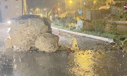 Şemdinli’de sağanak sonrası kaya parçaları yola düştü