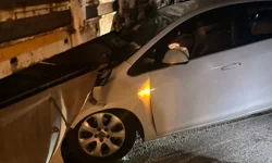 Yüksekova’da otomobil tırın altına girdi: 2 yaralı