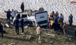 Hakkari'de Pancara gidenler kaza yaptı: 1 ölü 8 Yaralı