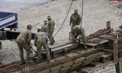 Hakkari'deki Heyelan Bölgesinde Çalışma: Panel Köprü Kuruluyor