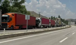Yüksekova'da sınır kapısında uzun bekleyiş