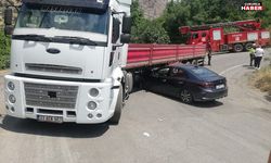 Çukurca'da feci kaza: Otomobil TIR'ın altına girdi, 4 yaralı