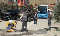 Belediye ekipleri bozulan yolları tek tek yeniliyor