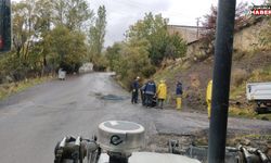 Hakkari’de Belediye Ekipleri Tıkanan Yağmur Suyu Kanallarına Müdahale Etti