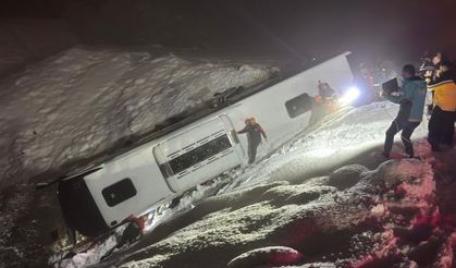 Yolcu otobüsü şarampole devrildi: En az 4 ölü, 30 yaralı