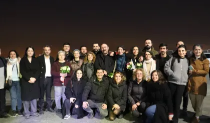 Tahliye olan gazeteciler cezaevinden çıktı