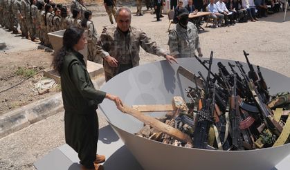30 kişilik PKK’li grup silahlarını yaktı: İlk kareler
