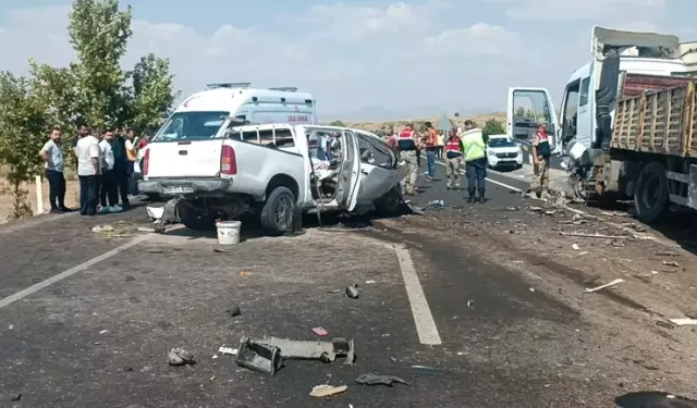 Kızlarının düğününe giderken kaza yaptılar: Aynı aileden 4 ölü