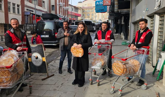 CHP Hakkari’de İhtiyaç Sahiplerine Ramazan Pidesi Dağıttı