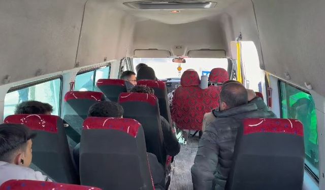 Hakkari'de şaşırtan görüntü! Minibüse Yolcu gibi bindi!