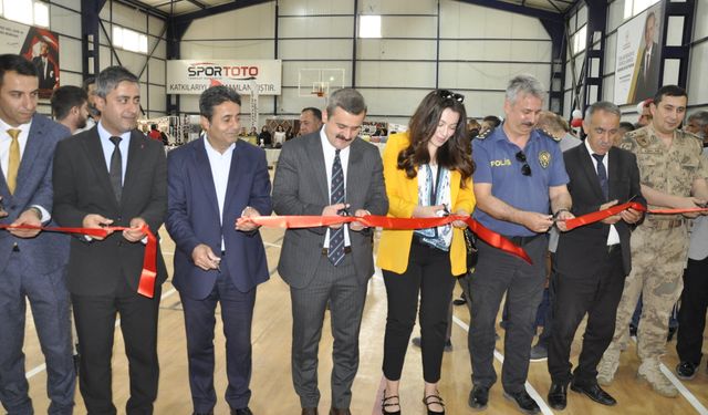 Çukurca’da yılsonu sergisi düzenlendi
