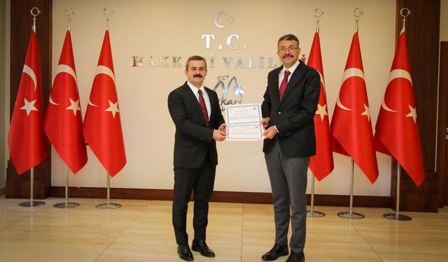 Çukurca Kaymakamına Başarı Plaketi