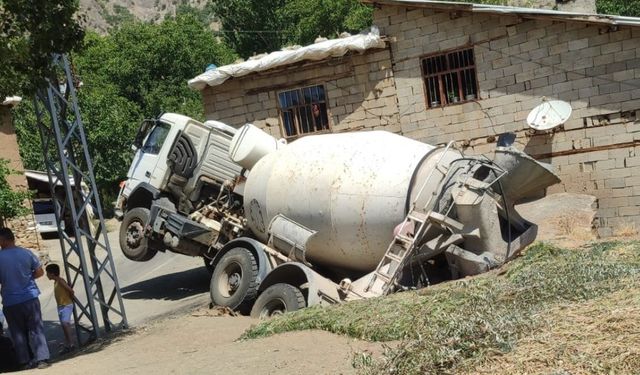 Beton Mikseri Ahıra Çarpıp Yan Yattı