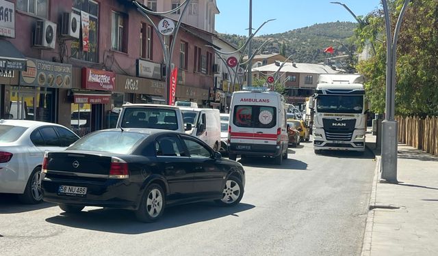 Çukurca’da Trafik Krizi: Çarşı Merkezi Araçlara Kapandı