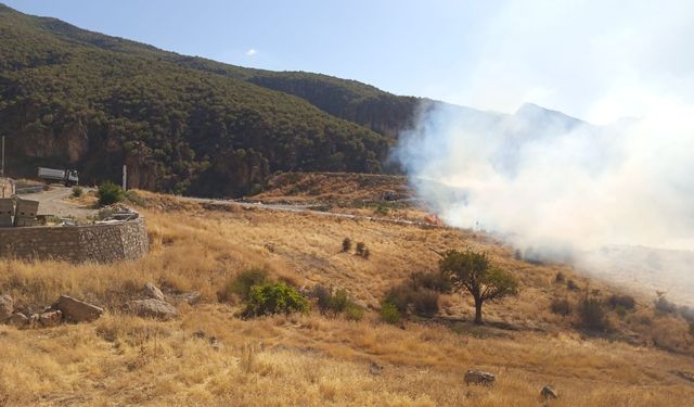 Çukurca’da Korkutan Anız Yangını (VİDEO)
