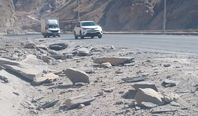Hakkari Depin Yolunda Taş Düşme Tehlikesi