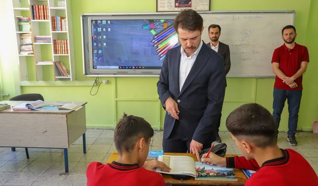 Kaymakam Cebeci, Köprülü Mükerrem Akhanlı Yatılı Bölge Ortaokulu’nu Ziyaret Etti