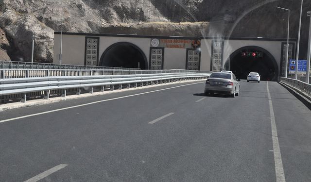 Yeni Köprü Tüneli’nde Elektrik Kesintileri Sürücüleri Tehlikeye Atıyor