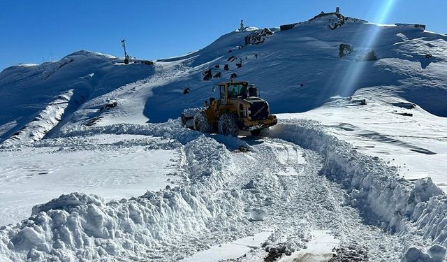 Hakkari’de Üs Bölgelerine Ulaşım İçin Karla Mücadele Seferberliği