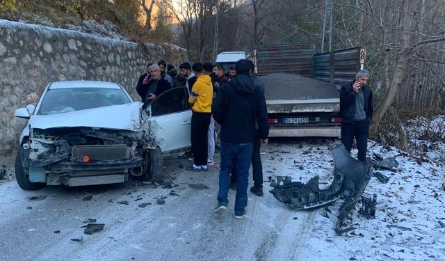 Hakkari’de Trafik Kazası: 3 Yaralı