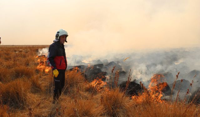 Yüksekova’daki Nehil Sazlığı’ndaki yangına havadan müdahale ediliyor