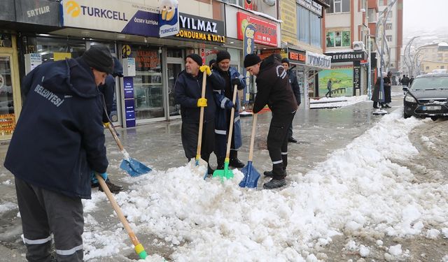 Hakkâri’de Kar Yağışı: 19 Köy, 51 Mezra Yolu Kapalı