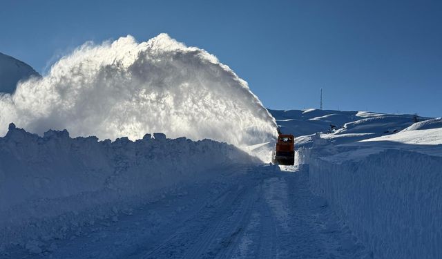 Hakkari’de Kar Yağışı Ulaşımı Olumsuz Etkiledi: 43 Yerleşim Yerinin Yolu Kapandı