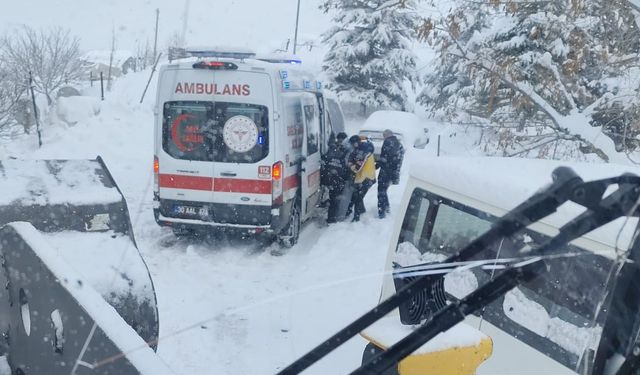 Hakkari’de Yolda Mahsur Kalan Ambulansın İmdadına Belediye Ekipleri Yetişti