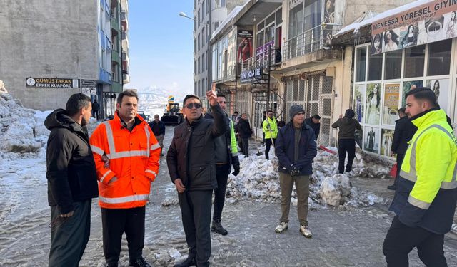 Derecik Belediyesi’nden Gece Gündüz Kar Mesaisi