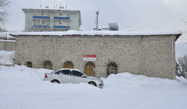 Çukurca'da Kar Yağışı Aralıklarla Devam Ediyor