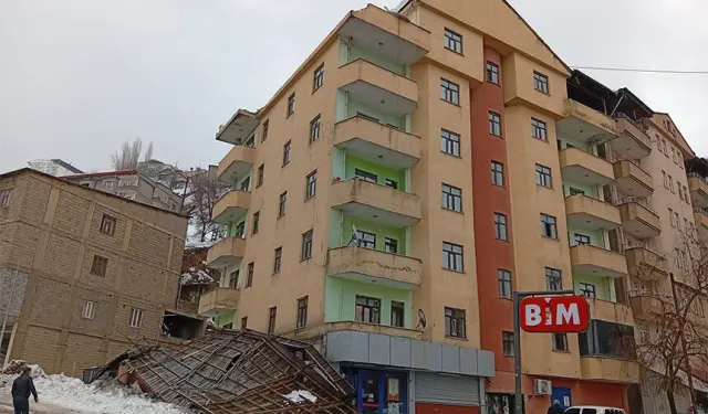 Şemdinli’de kar kütlesine dayanamayan çatı çöktü