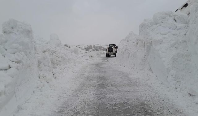 Hakkari’de Karla Mücadele Çalışmaları: 57 Yerleşim Yolunun Büyük Bölümü Açıldı