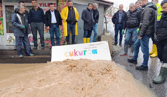 Çukurca’da Sağanak Alarmı: Belediye Ekipleri Sahada