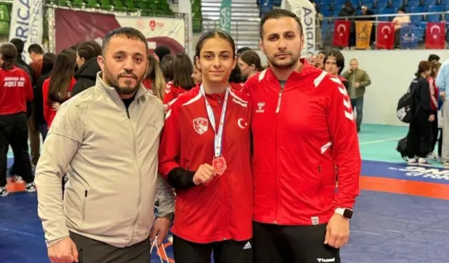 Hakkarili Genç Güreşçisi Türkiye Üçüncüsü Oldu