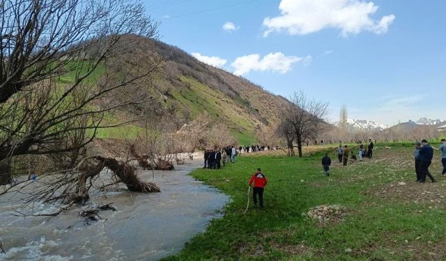 Şemdinli'de Dereye düşen çocuk kayboldu