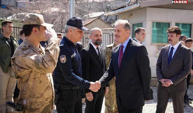 Vali Taşyapandan, Çukurca Belediyesi ve Kaymakamlığa Ziyaret!
